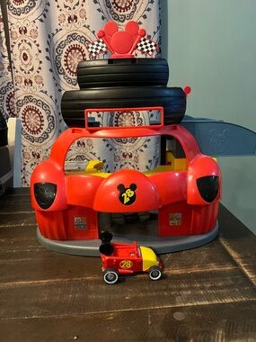 Disney Junior MICKEY MOUSE ROADSTER RACER GARAGE Race Car Playset & Mickey Car